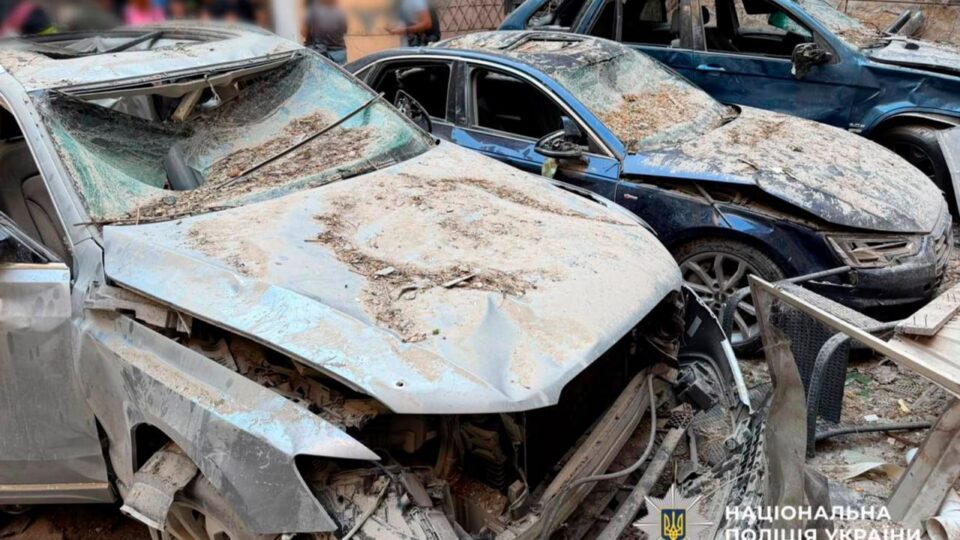 На Запоріжжі росіяни завдали удару по рятувальниках, а на Одещині пошкодили автобус з дітьми 
