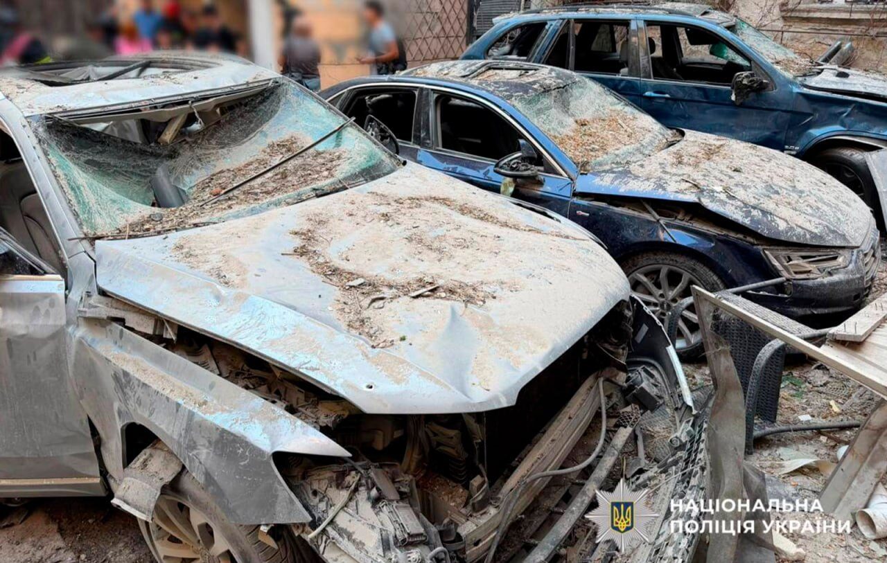 На Запоріжжі росіяни завдали удару по рятувальниках, а на Одещині пошкодили автобус з дітьми
