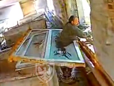 Застряг у віконній рамі: окупант обрав вкрай невдалий шлях втечі від українського FPV