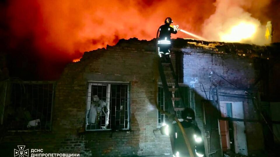 Унаслідок ворожого удару по Дніпропетровщині загинула людина, 13 людей постраждали 