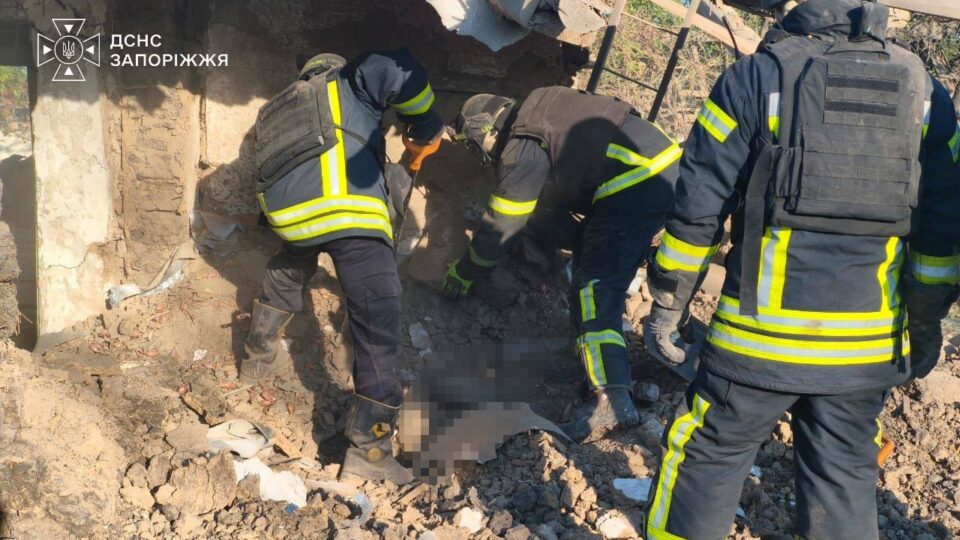 Дві людини загинули, ще одна постраждала унаслідок ворожого обстрілу Запорізького району 