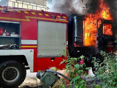 На Дніпропетровщині росіяни обстріляли рятувальників під час гасіння пожежі