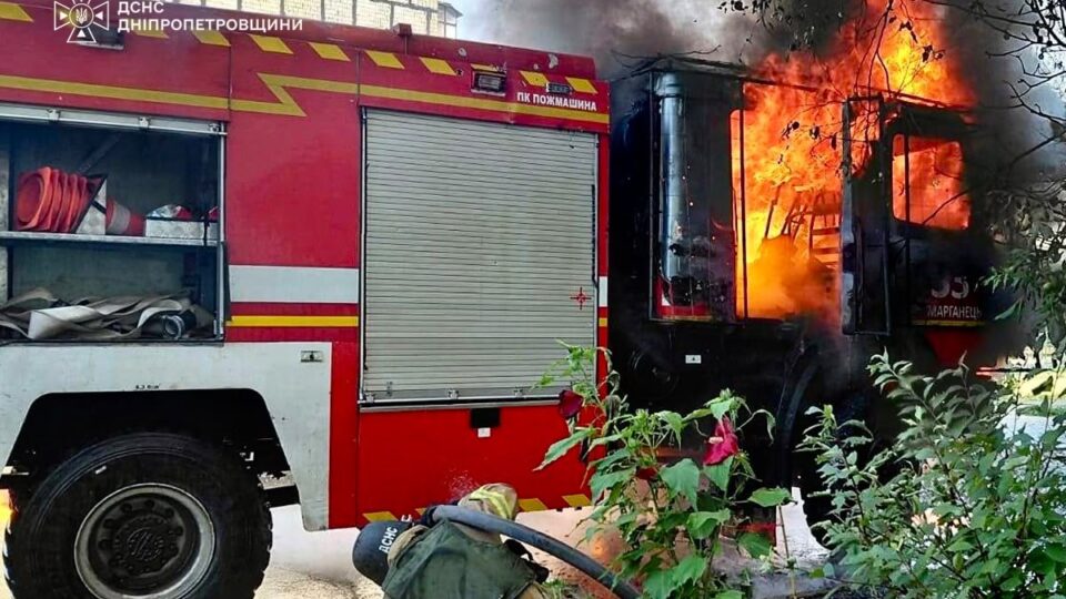 На Дніпропетровщині росіяни обстріляли рятувальників під час гасіння пожежі 