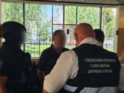 Тисячі доларів за службу в тилу: на Київщині викрито посадовця та його спільника