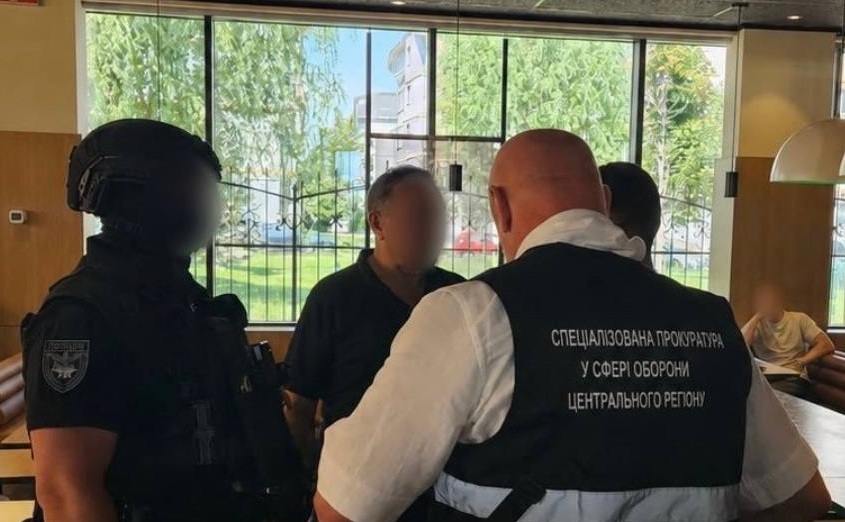 Тисячі доларів за службу в тилу: на Київщині викрито посадовця та його спільника 