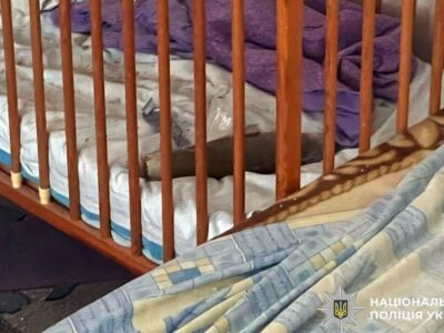 Боєприпас від РПГ у дитячому ліжечку: в Херсоні чудо врятувало малюка від російського дрона