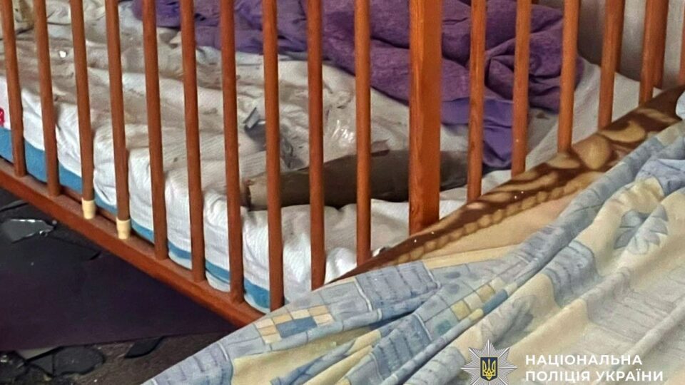 Боєприпас від РПГ у дитячому ліжечку: в Херсоні чудо врятувало малюка від російського дрону 
