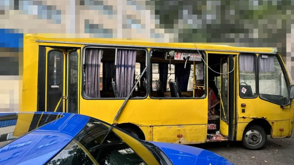 У Херсоні росяни вдарили дроном по автобусу: четверо цивільних загинули, ще п’ятеро поранено 