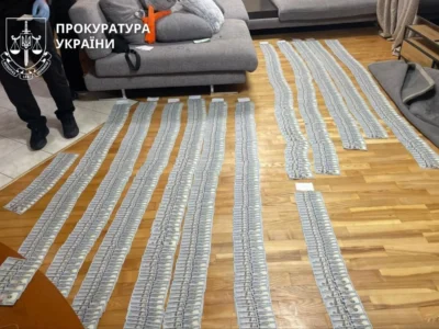 Хабар у $12 тисяч та імпланти в здоровий хребет заради «непридатності»: у Дніпрі викрито медпрацівницю