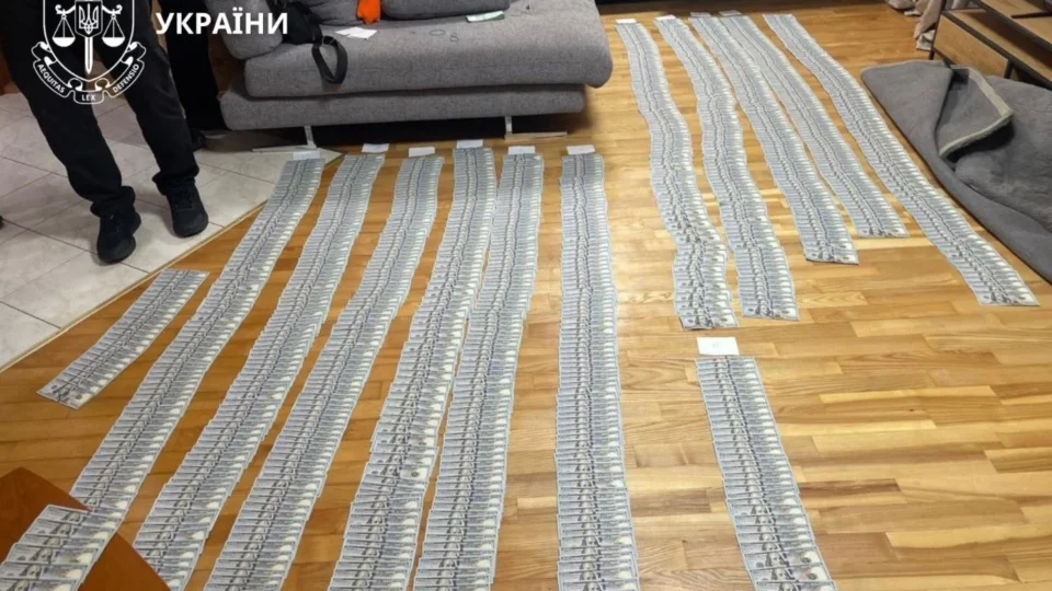 Хабар у $12 тисяч та імпланти в здоровий хребет заради «непридатності»: у Дніпрі викрито медпрацівницю 