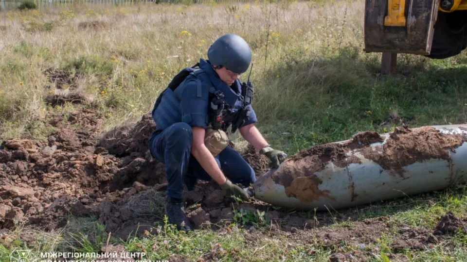 Півтонна авіабомба впала на подвір’я: на Харківщині сапери вилучили дві нерозірвані бомби рф 