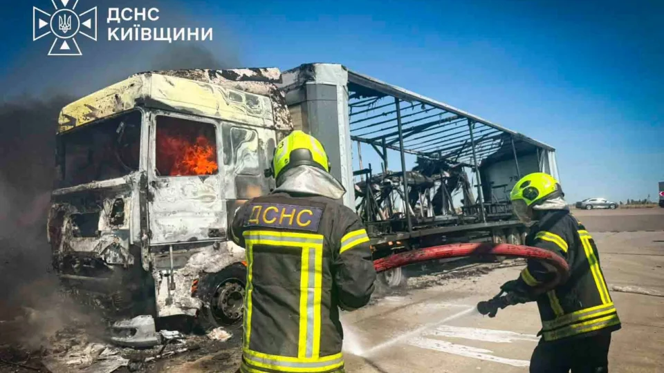 На Київщині атаковано стоянку з фурами: загинули дві людини, серед постраждалих дитина 