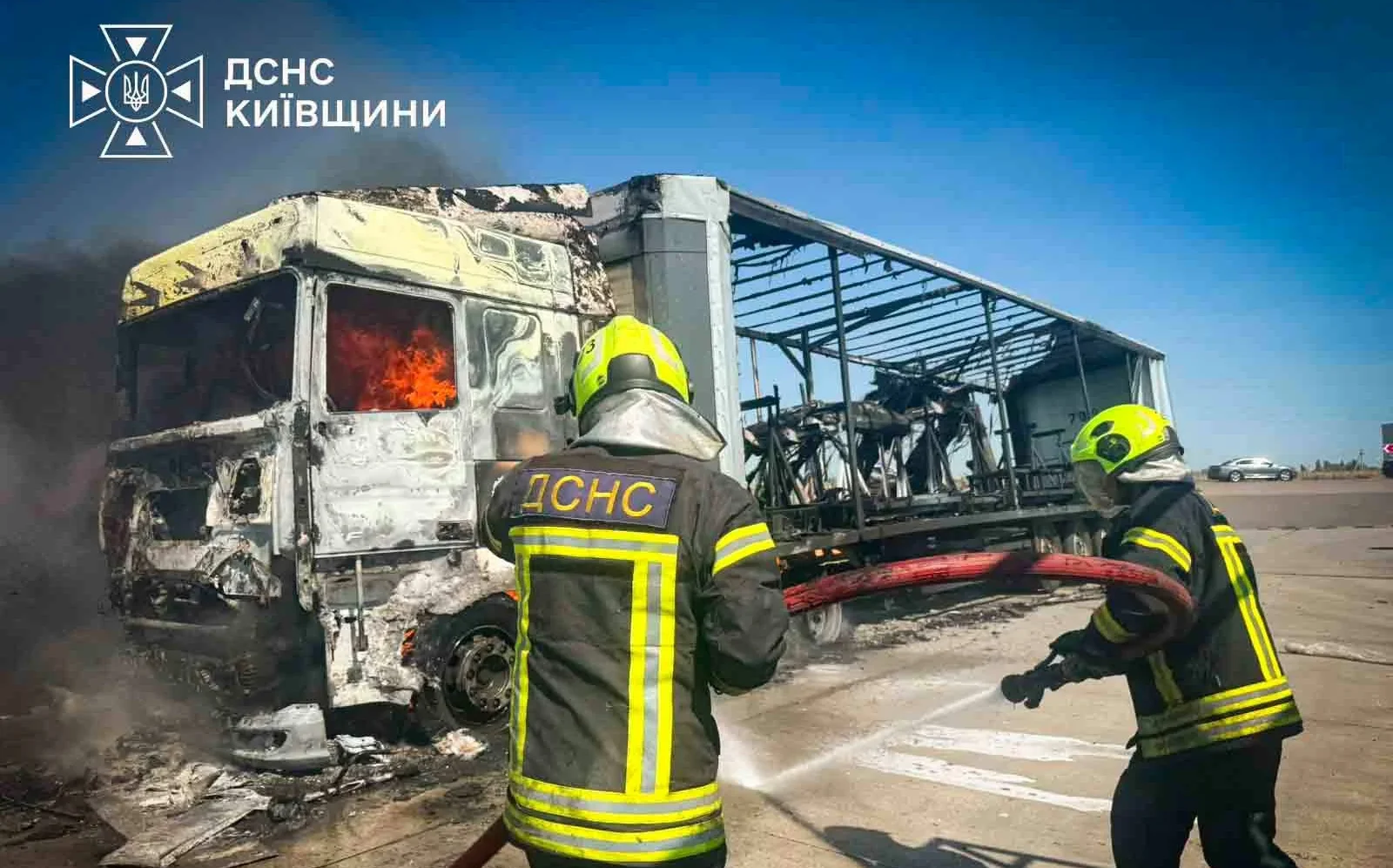 Пожежника гасять уражену фуру
