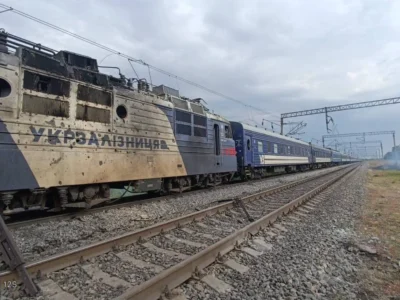Ворог завдав подвійного удару по локомотиву на Одещині, рятувальники евакуювали 573 пасажирів