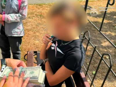 «Бронь» і виїзд за $20 тисяч: затримано волонтера та працівницю Червоного Хреста