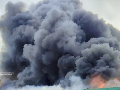 У Павлограді після ворожого удару спалахнула пожежа: четверо людей постраждали