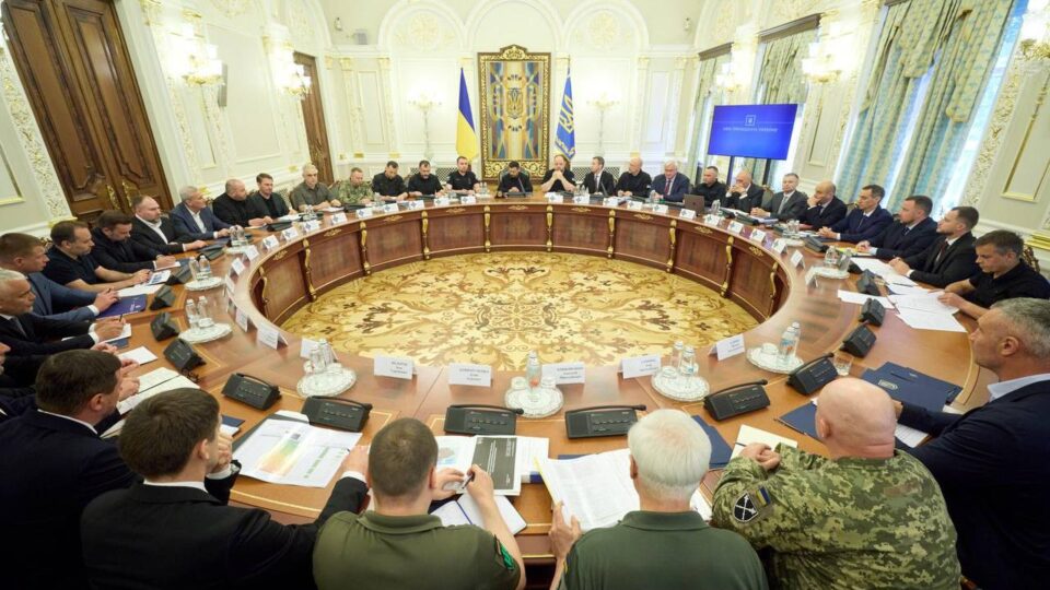 Україна готується до зими: Президент доручив посилити захист критичної інфраструктури та укриття 