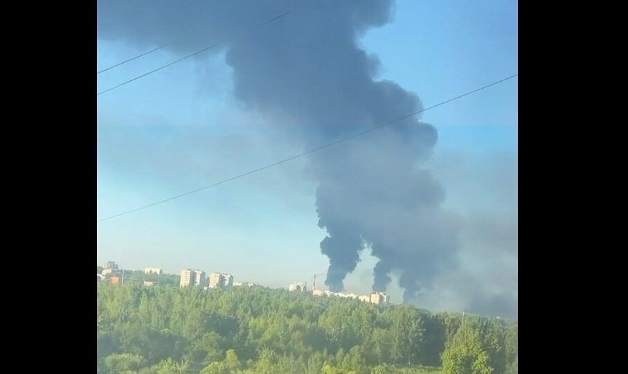 Уражені 2 НПЗ, сторожові катери та судна російського тіньового флоту — Президент 