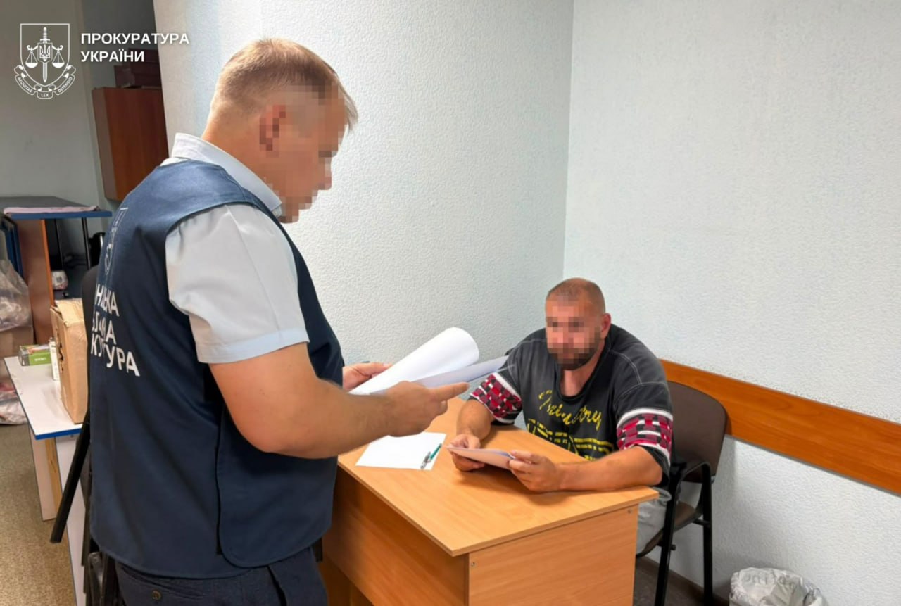 Підозрюваний сидить за столом