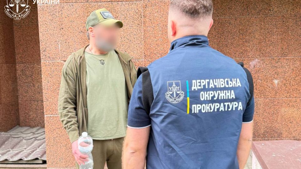 «Не голиться, не миться і скаржитися на сусідів»: у Харкові викрили лікаря, який вчив ухилянта на божевільного 