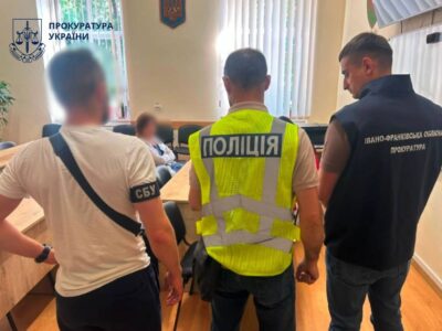 Одержала гроші з пораненого військового: на Прикарпатті викрили лікарку