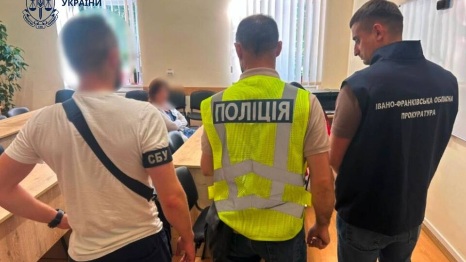 Одержала гроші з пораненого військового: на Прикарпатті викрили лікарку 