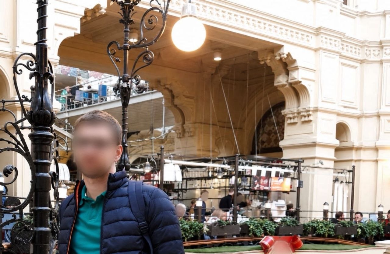 Чоловік з заблюреним обличчям стоїть у місті
