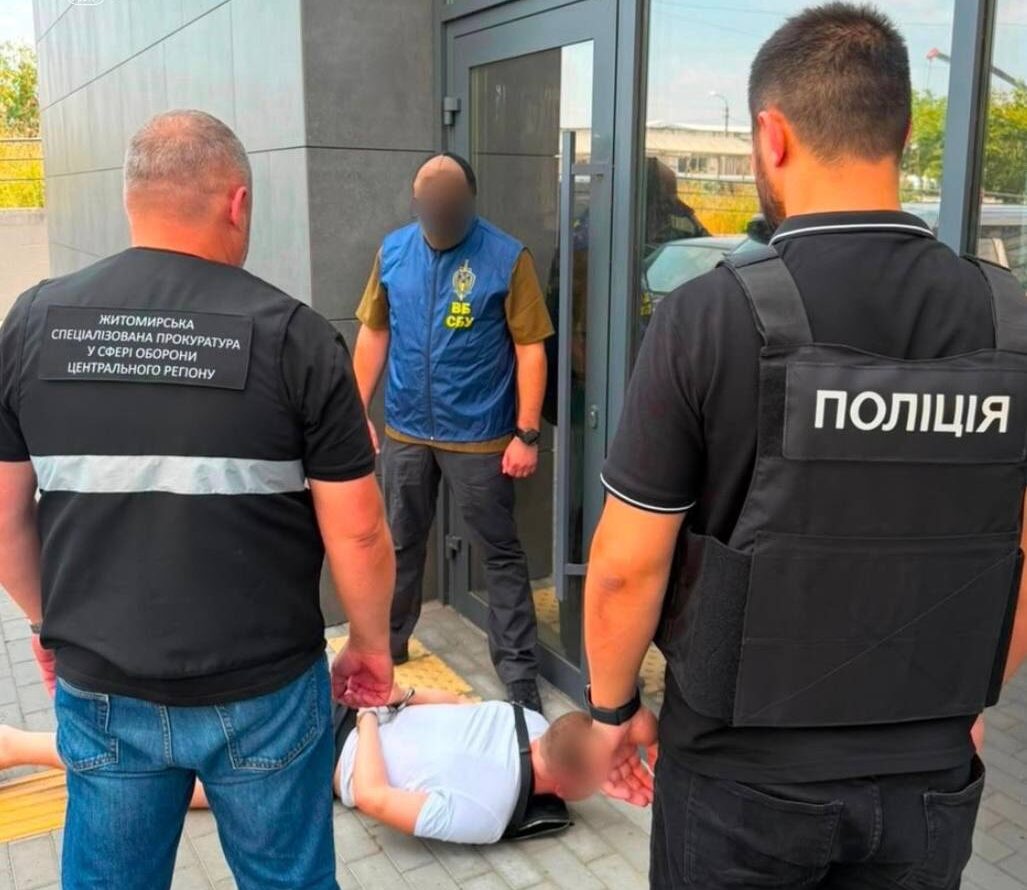 Затриманий лежит на бруківці