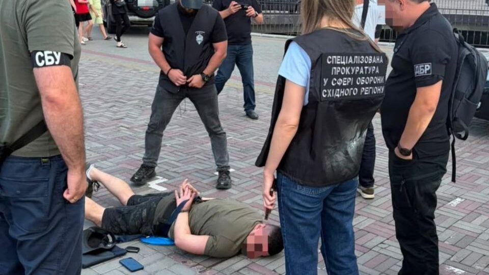 Пообіцяв вивезти військовозобов’язаного за кордон: у Харкові викрито офіцера 