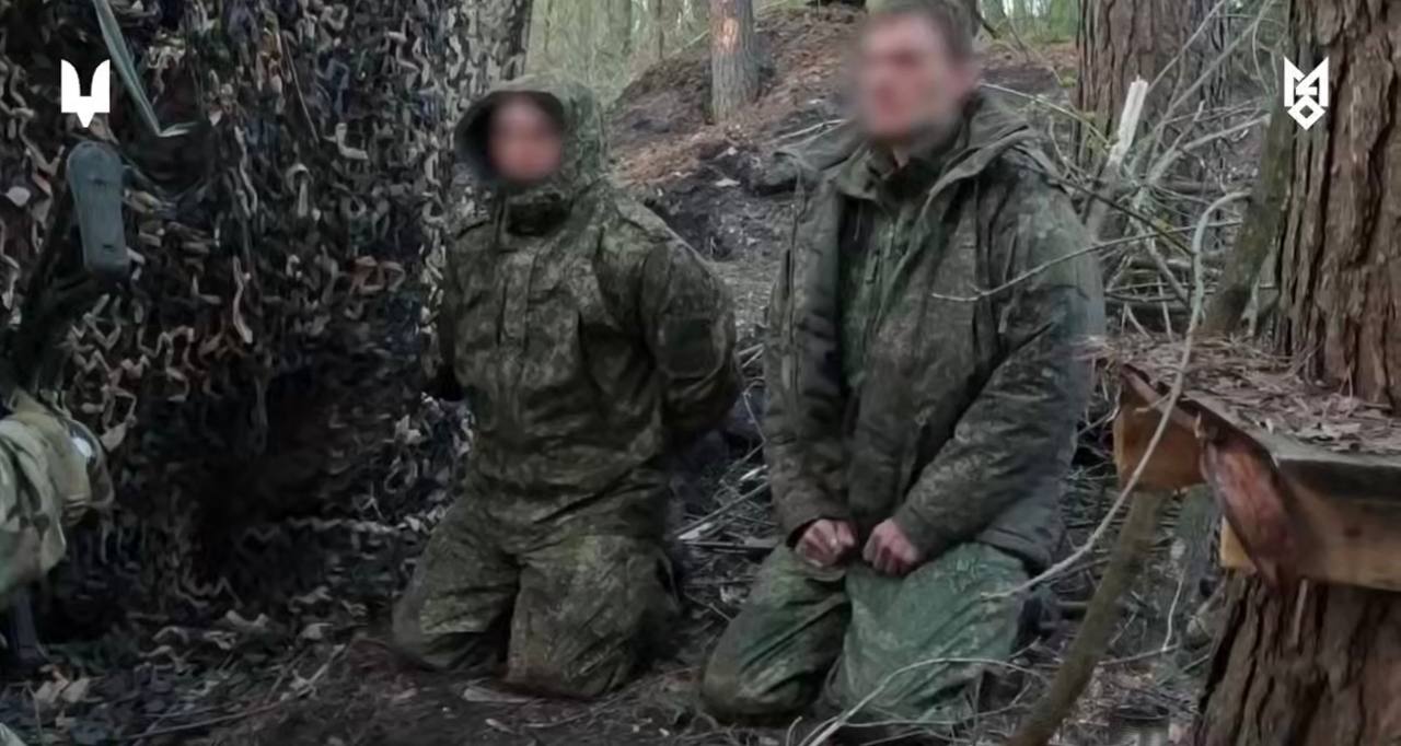 Полонені окупанти на колінах
