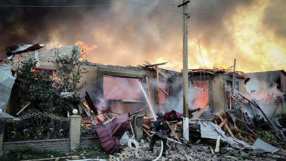 Дитина з мамою загинули внаслідок прицільного подвійного удару ворога на Сумщині 