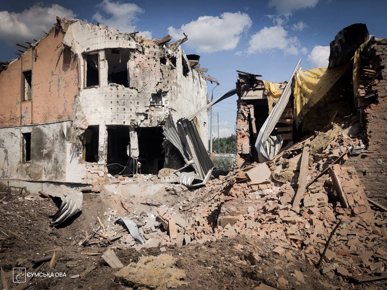 Зруйновані російськими бомбами будинки
