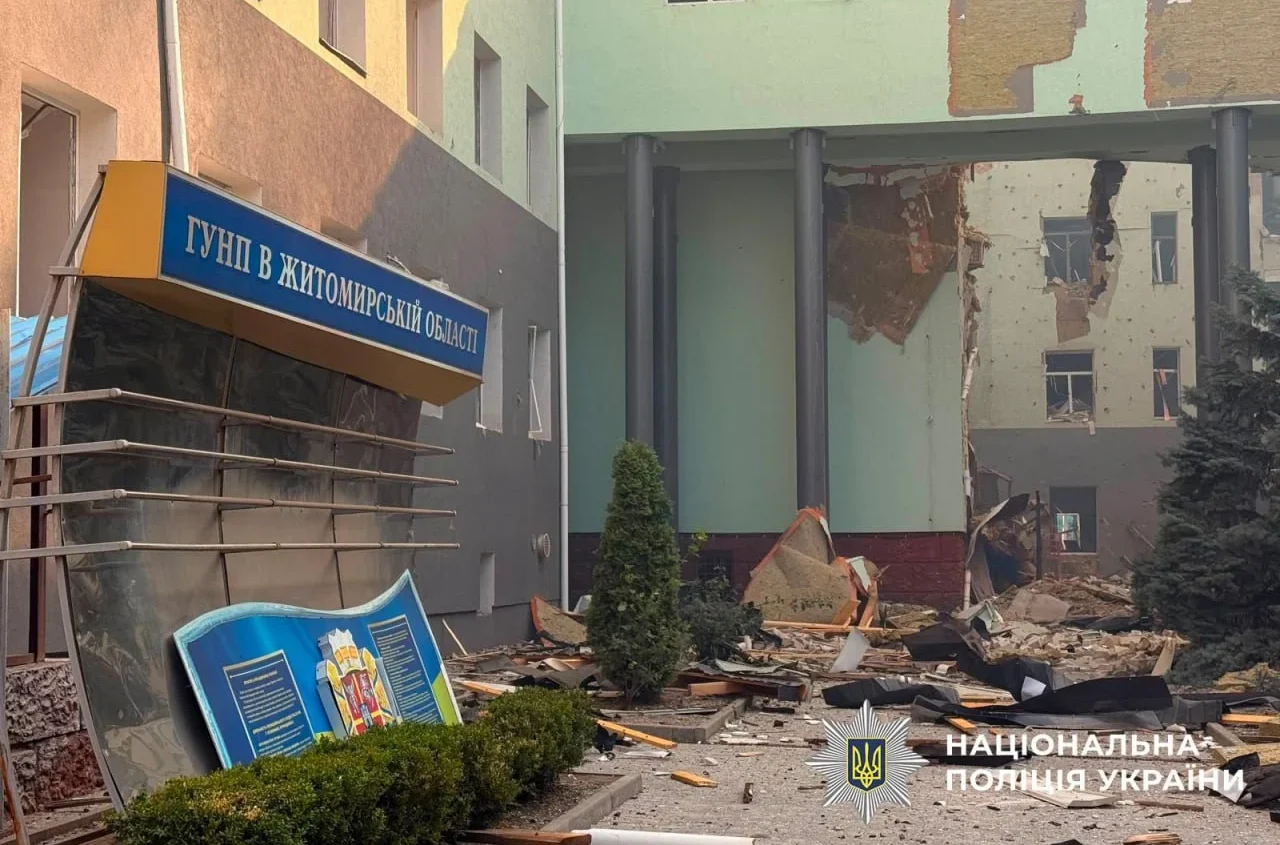 Пошкоджена будівля ГУ Нацполіції Житомирщини