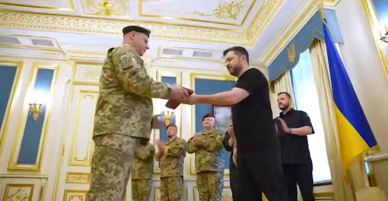 Зеленський нагороджує військового