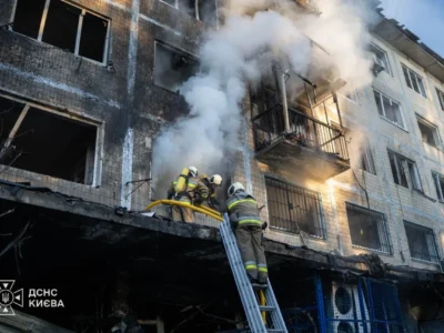Нічна атака на Київ: у столиці горіли будівлі, пошкоджені будинки, є постраждалі