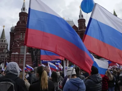 Прапори «днр» під посольством США: росія готує постановочні мітинги проти допомоги Україні