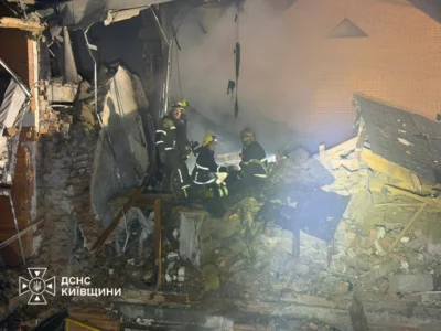 Удар російського дрона зруйнував таунхауси на Київщині