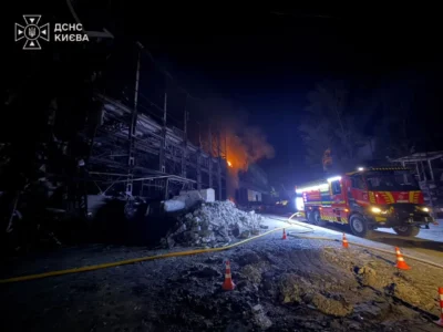 Ворожі дрони вночі атакували Київ, сталася пожежа