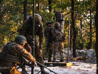 Президент України: Щодня воїни РЕБ відводять сотні російських дронів від наших міст і громад