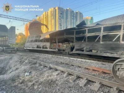 У Києві пошкоджені будинки та залізнична колія: поліція показала наслідки російського обстрілу