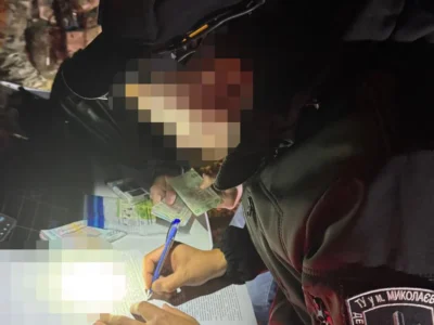 Ухилянти в антидронових плащах: поліцейський прикривав канал незаконного переправлення за кордон