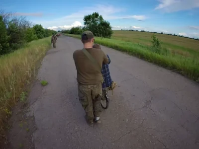 Вивезли на дитячому велосипеді: полонених росіян примусили евакуювати нашого бійця
