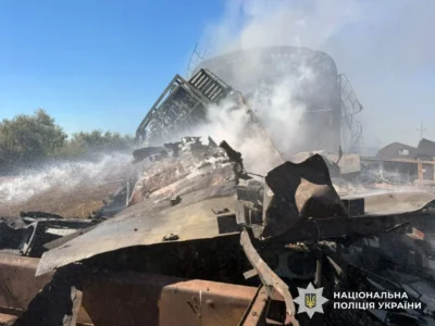 Ворог не зупиняє терор Херсонщини: ворог вдарив FPV-дроном по зупинці громадського транспорту
