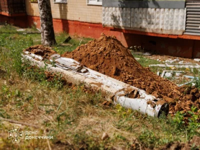 Застрягла біля дев’ятиповерхівки: у Краматорську сапери ДСНС вилучили нерозірвану авіабомбу рф