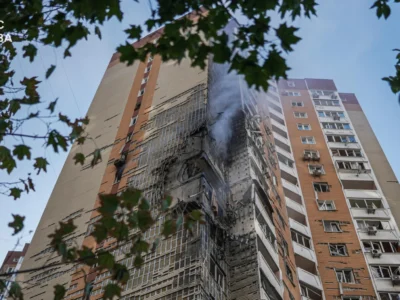 У Києві окупанти уразили багатоповерхівку в Дарницькому районі, є постраждалі