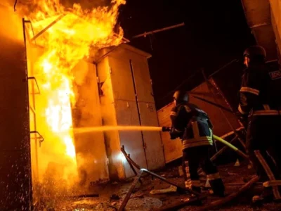 Ворог атакував ринок у Хмельницькому: внаслідок повторної детонації постраждали четверо рятувальників