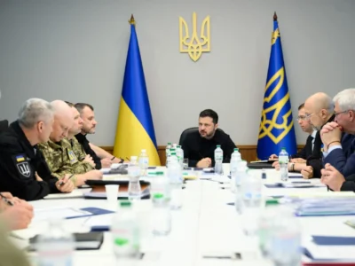Захист АЗС та «Укрзалізниці» і збільшення закупівель РЕБ: Президент України провів Ставку
