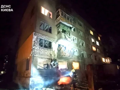Окупанти вночі вдарили по пʼятиповерхівці у Києві, постраждали чотири людини
