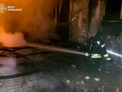 На Київщині внаслідок ворожої атаки пошкоджено житлові будинки, складські приміщення та автомобілі