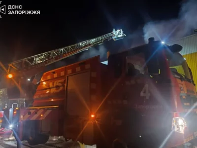Ворог влучив у ТЦ: у Запоріжжі внаслідок російського удару постраждали дві людини
